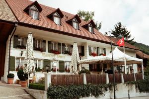 un edificio con una bandiera davanti di Gasthof Löwen a Wisen