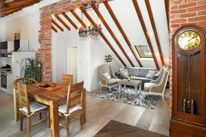 Televízia a/alebo spoločenská miestnosť v ubytovaní Apartment Holiday in Podstrana