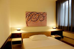 Ένα ή περισσότερα κρεβάτια σε δωμάτιο στο Hotel Garni Centro