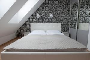 Łóżko lub łóżka w pokoju w obiekcie Apartamenty Mesa Grill Restaurant Cafe