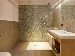 Bilik mandi di Hotel Garni My Ledro