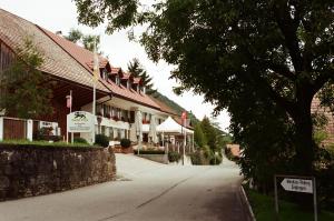 uma rua numa pequena cidade com um edifício em Gasthof Löwen em Wisen