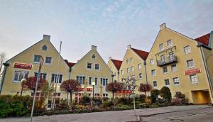 a row of buildings on a city street at das seidl - Hotel & Tagung - München West in Puchheim