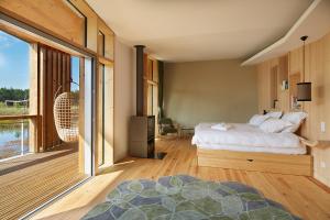 Posteľ alebo postele v izbe v ubytovaní Les Échasses Golf & Surf Eco Lodge