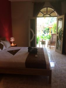 Un pat sau paturi într-o cameră la Ada Waktu Homestay