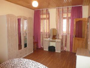 Rúm í herbergi á Mestiatour Guest House