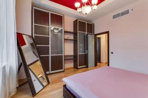 モスクワにあるDream House Novy Arbatのベッドルーム1室(ベッド1台、大型クローゼット付)