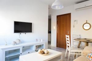 TV a/nebo společenská místnost v ubytování Suncity Flat Salitre I