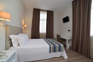Postel nebo postele na pokoji v ubytování Porto Domus Hotel