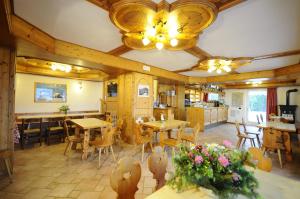 - un restaurant avec des tables et des chaises dans une salle dans l'établissement Belvedere Mountain Experience, à Monno