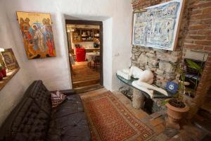 a living room with a couch and a stone wall at Baderhaus in Bruck an der Mur