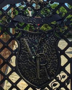 ブラゴヴェシェンスカヤにあるVilla Roseの木の黒金属塀