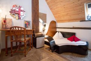 a living room with a chair and a desk at Baderhaus in Bruck an der Mur