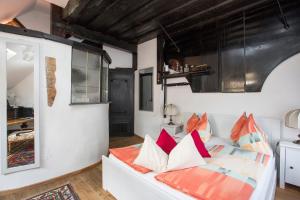 a living room with a white couch with colorful pillows at Baderhaus in Bruck an der Mur