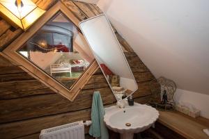 a bathroom with a mirror and a sink at Baderhaus in Bruck an der Mur