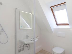 Un baño blanco con lavabo e inodoro. en Haus Marinas, en Helgoland 36 fotos más