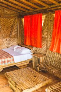 เตียงในห้องที่ Hotel Guatape Adrianas Bambu