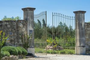 a gate at the entrance to a garden at Les Carmes and spa in Le Thor
