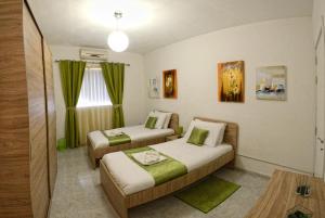 Rúm í herbergi á Village Corner 3 bedroom apartment with Garage