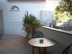 サン・ベネデット・デル・トロントにあるSea Houseの小さなテーブルと椅子付きのバルコニー
