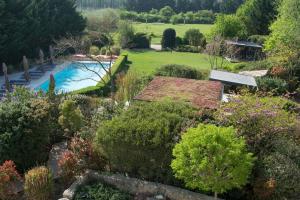 an aerial view of a garden with a swimming pool at Les Carmes and spa in Le Thor