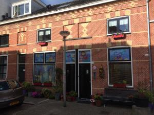 een bakstenen gebouw met schilderijen aan de zijkant bij Bed en Broodje Bloem in Delft