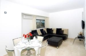 sala de estar con sofá y mesa en Belek Golf Apartments, en Belek