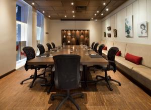 einen Konferenzraum mit einem langen Tisch und Stühlen in der Unterkunft Hotel 71 by Preferred Hotels & Resorts in Québec