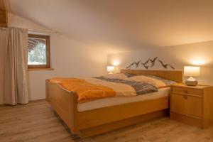 Un pat sau paturi într-o cameră la Alpenappartements