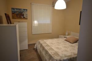 ein Schlafzimmer mit einem Bett, einer Kommode und einem Fenster in der Unterkunft Casa Gaia in Lerici