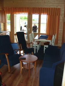 Ruang duduk di Wanha Pappila Cottages +30 gambar