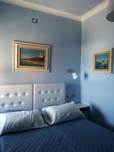 A bed or beds in a room at Casa Garibaldi