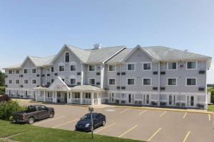 Imagen de la galería de Travelodge Suites by Wyndham Moncton, en Moncton