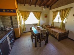 Kuchyň nebo kuchyňský kout v ubytování Cabañas & Suites Vista Hermosa