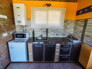 Una cocina o kitchenette en Cabañas & Suites Vista Hermosa