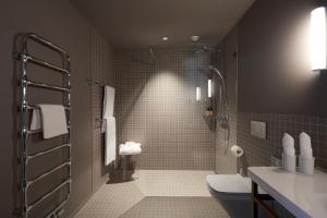 La salle de bains est pourvue d'une douche, de toilettes et d'un lavabo. dans l'établissement Boutique Hotel La Couronne, à Soleure