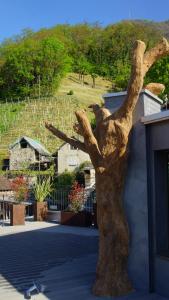 eine Statue eines Baumes mit seinen Armen in der Luft in der Unterkunft Albergo Porta Verzasca in Gordola