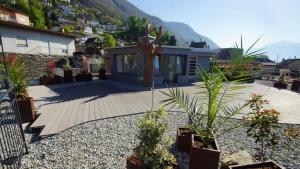 einen Innenhof mit Topfpflanzen und ein Gebäude in der Unterkunft Albergo Porta Verzasca in Gordola