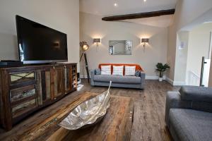 ein Wohnzimmer mit Flachbildfernseher und Couch in der Unterkunft Cider House in Ulverston