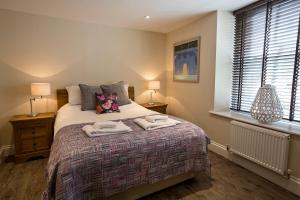 ein Schlafzimmer mit einem Bett mit Handtüchern darauf in der Unterkunft Cider House in Ulverston