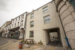 ein Gebäude mit einem Picknicktisch davor in der Unterkunft Cider House in Ulverston