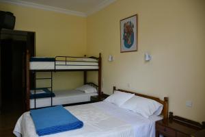 um quarto com 2 beliches num quarto em Hotel Hercules em Olympia