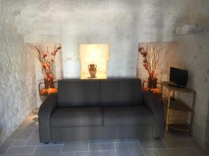 Una televisión o centro de entretenimiento en Trullo Grazioso Luxury