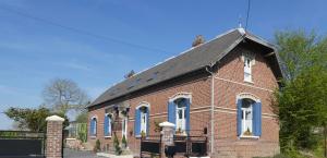 Guillemont Halt في Guillemont: مبنى من الطوب الاحمر بسقف اسود