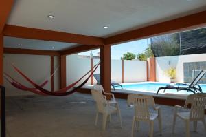 a room with a hammock and a swimming pool at Terracota Corner Rooms in Campeche