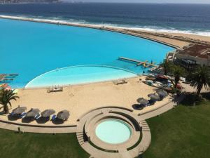 una vista aérea de una piscina junto a la playa en Apartamento en San Alfonso del Mar 3D-2B, en Algarrobo