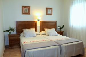 Łóżko lub łóżka w pokoju w obiekcie Duplex Playa de Rons
