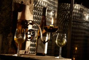Baudobriga Rheinhotel في بوبارد: زجاجة من النبيذ وكأسين على الطاولة