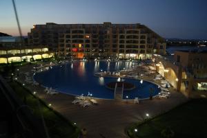 Swimmingpoolen hos eller tæt på Apartament Aheloy