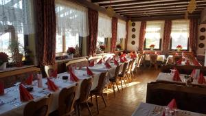 WittenschwandにあるHotel Dachsberger-Hofのダイニングルーム(テーブル、椅子、赤いナプキン付) +27枚の写真